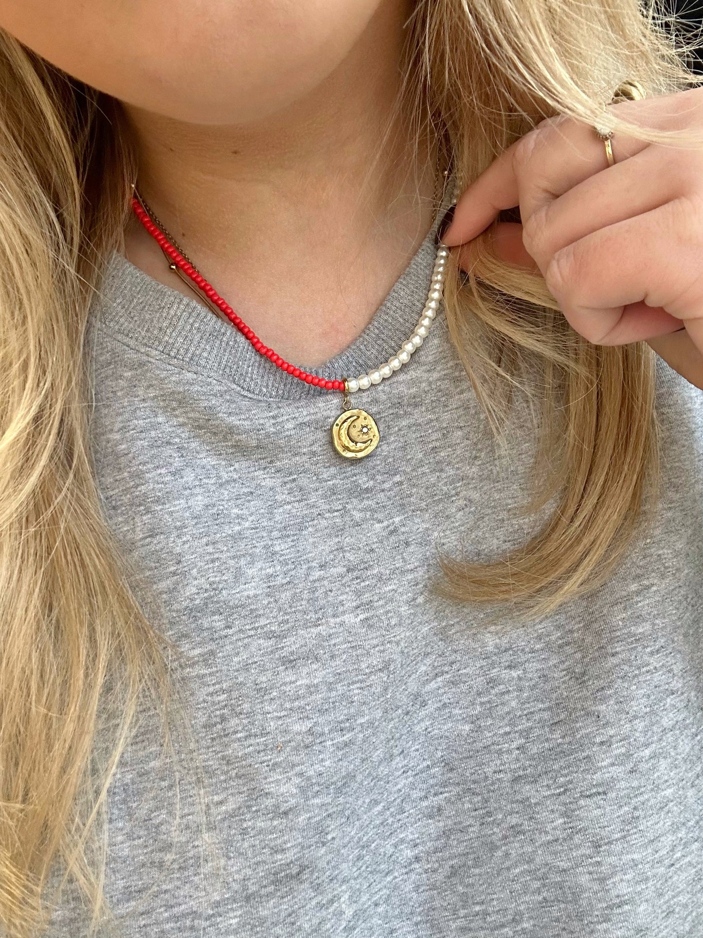 'Red and pearls' ketting